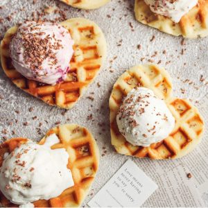 Herzwaffeln mit Eis