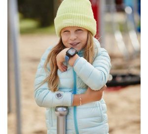 Kind mit Kinder-Smartwatch