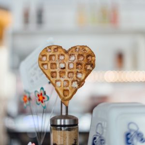 Herzchenwaffel am Stil in Küche