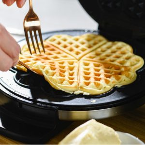Waffel wird aus Waffeleisen gehoben