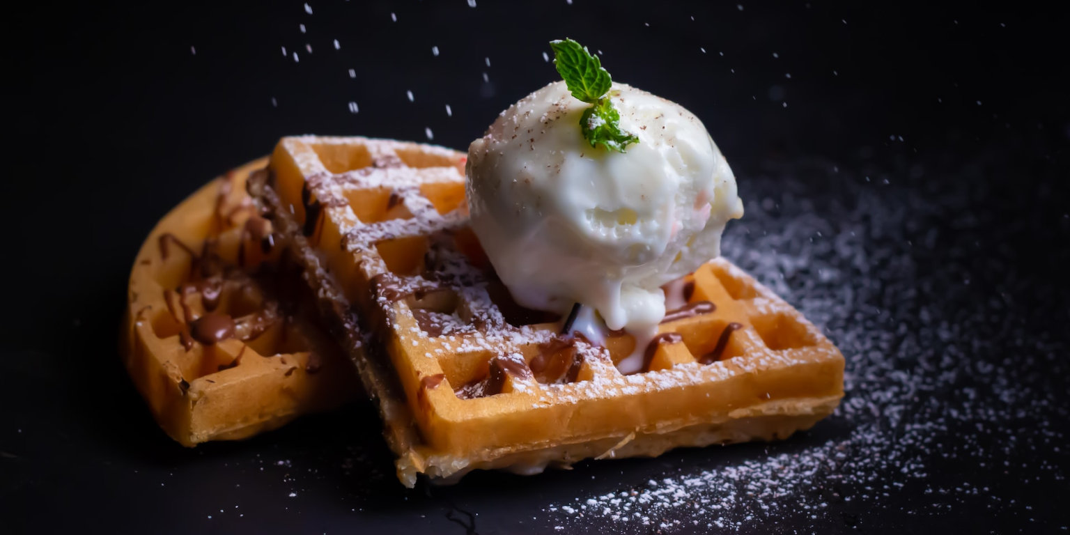 Waffel mit Eis vor schwarzem Hintergrund