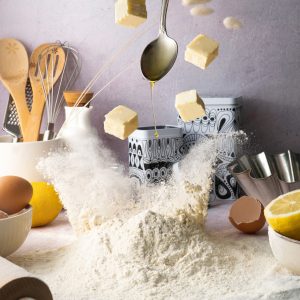 Mehl, Butter und Honig treffen aufeinander