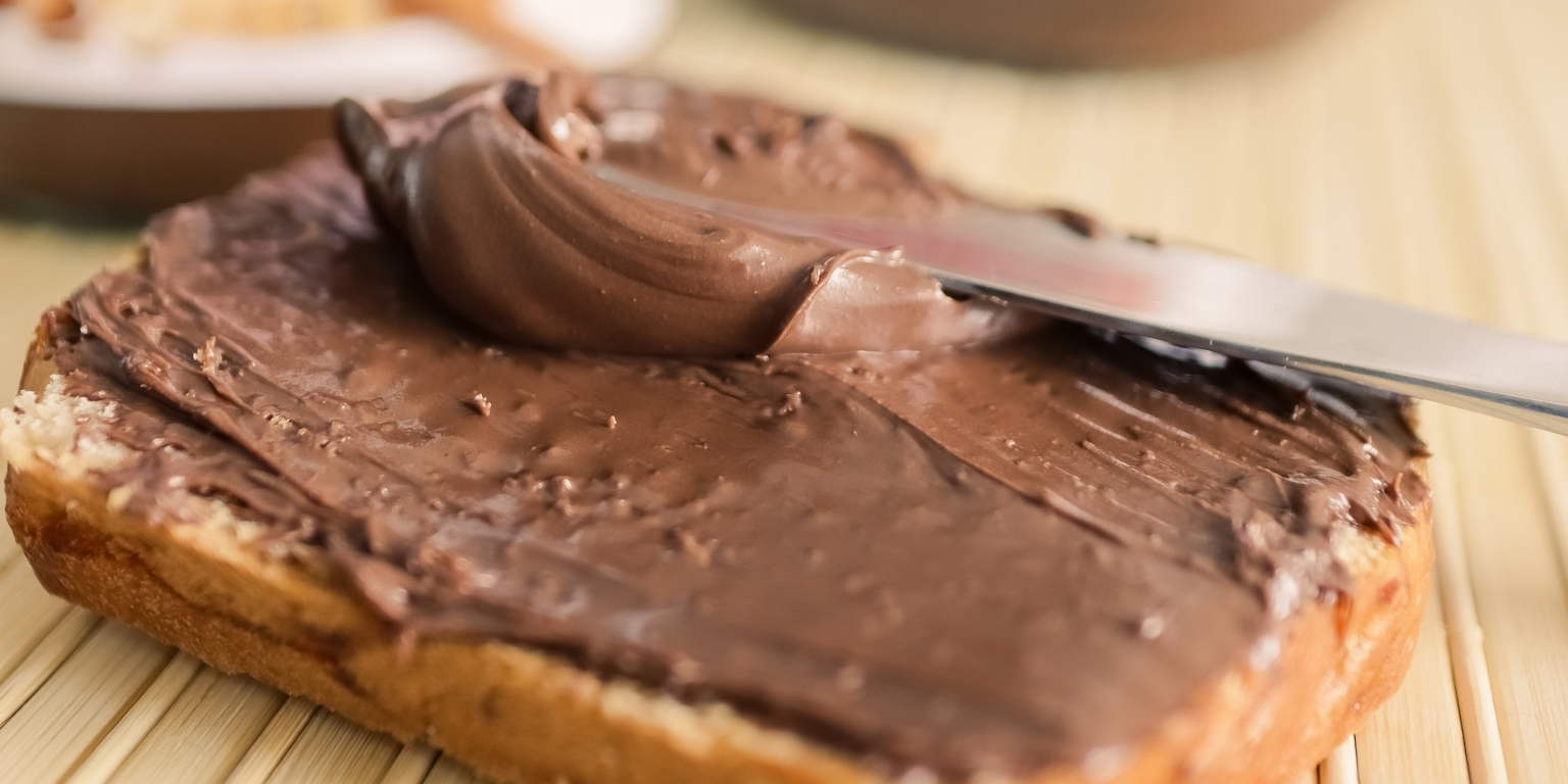 Toastscheibe mit Nuss-Nougat-Creme