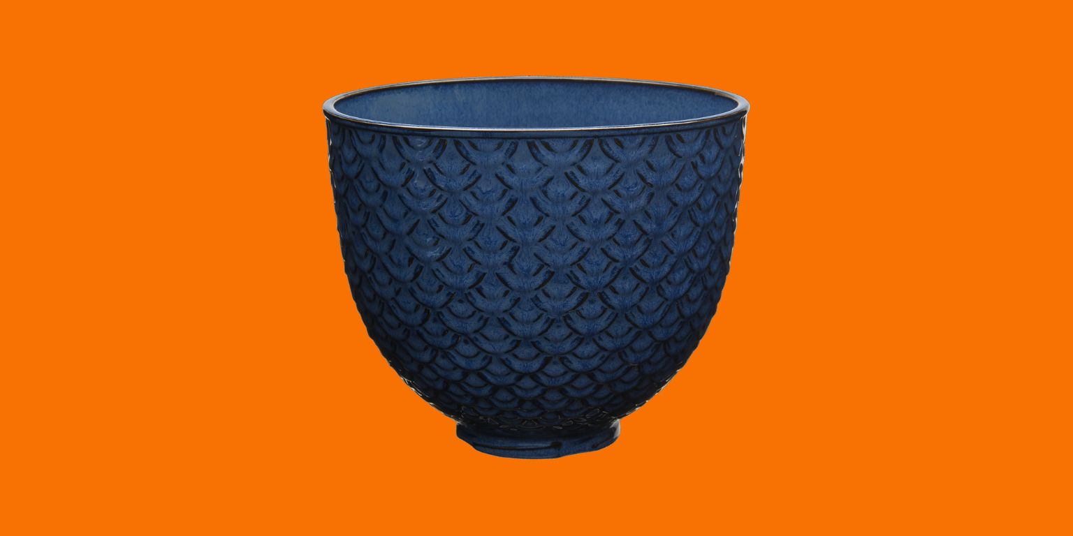 Eine blaue Keramikschüssel auf orangenem Hintergrund