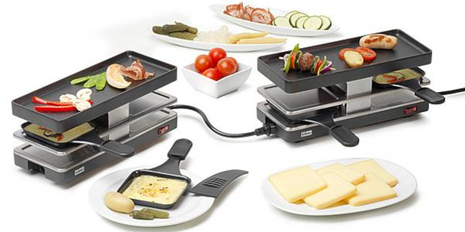 zwei Raclette-Geräte mit Lebensmitteln
