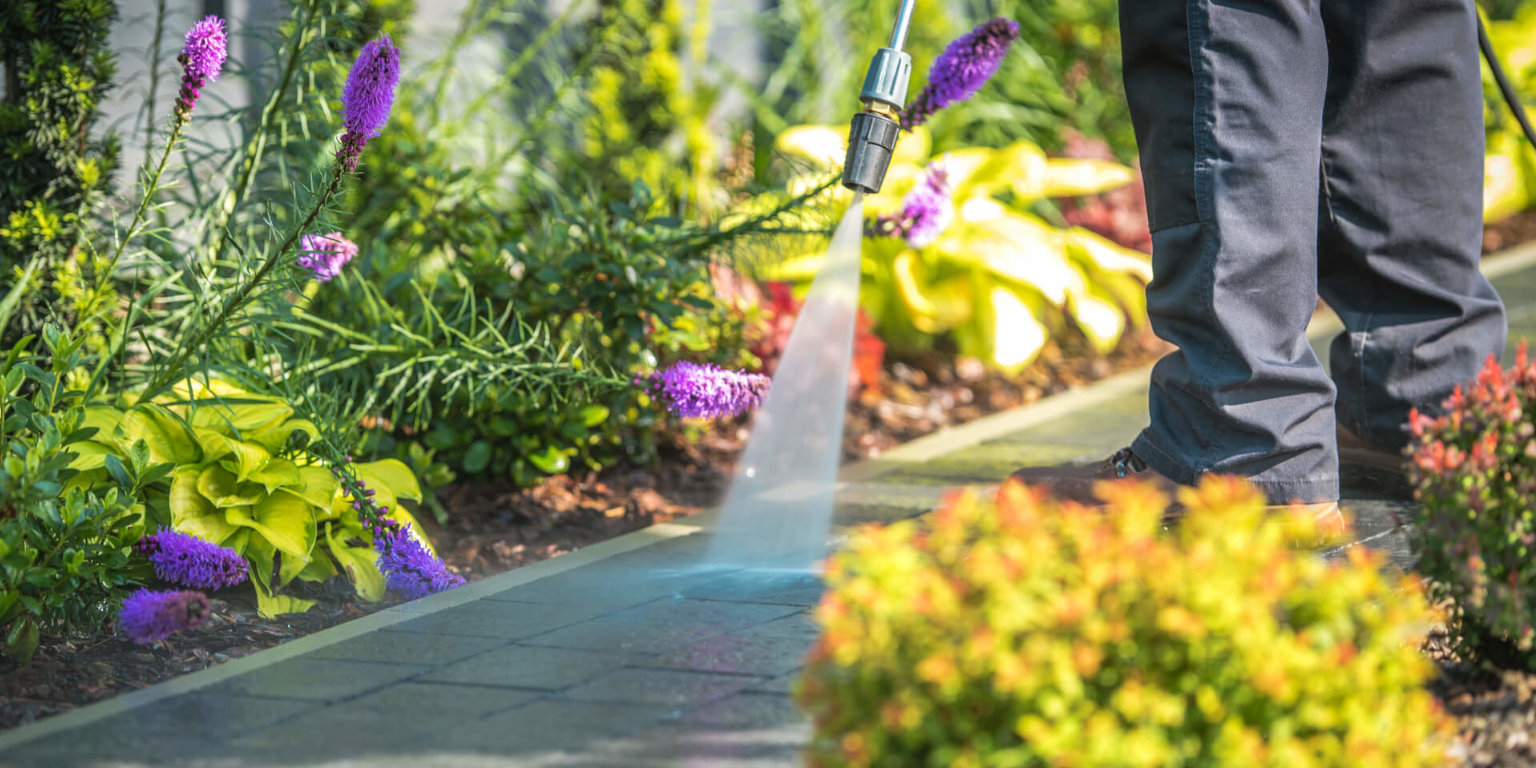 Gartenweg mit Hochdruckreiniger reinigen