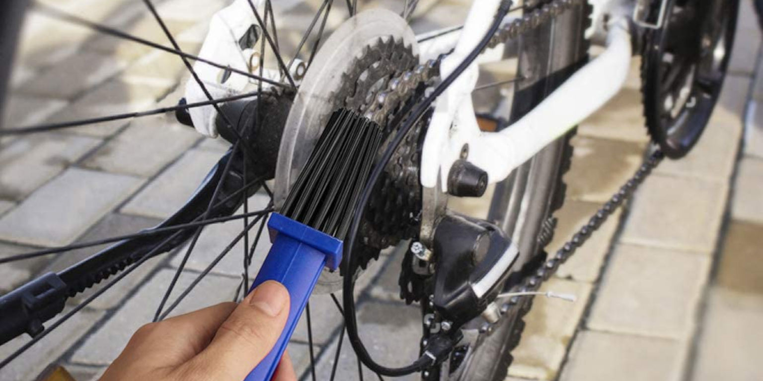 Zahnkranz-Reinigung mit Bürste