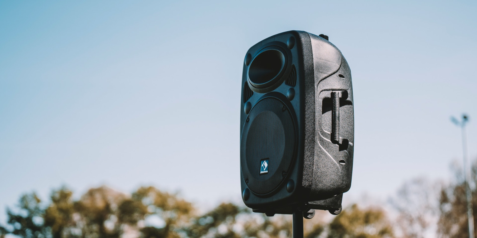 Party-Lautsprecher auf Stange vor Himmel_von_Max-Zindel_unsplash