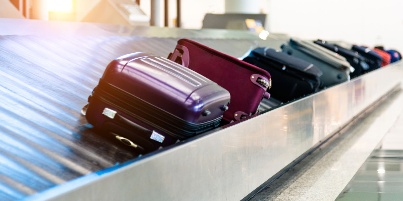 Koffer auf einem Gepäckförderband