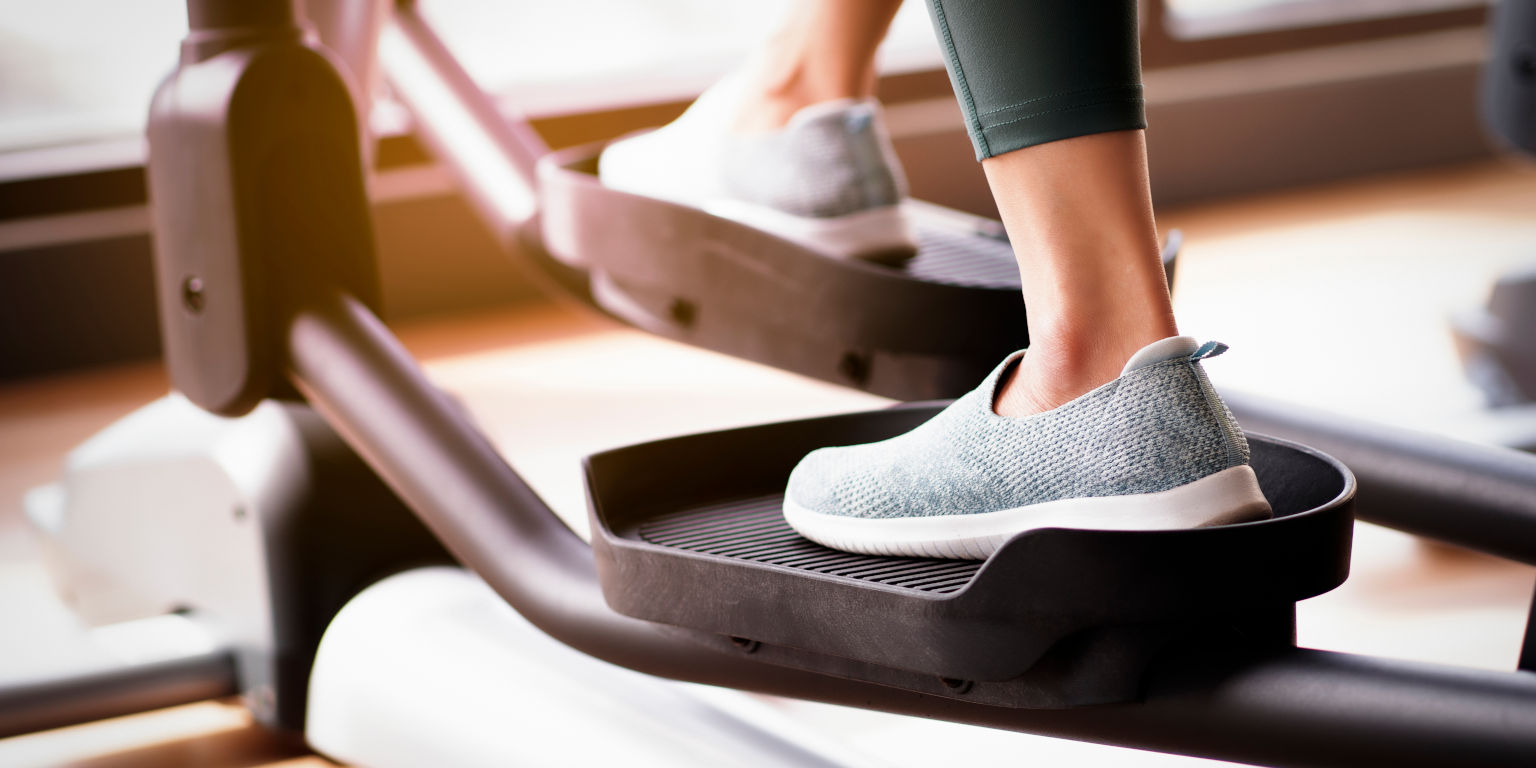 Frau trainiert auf Crosstrainer