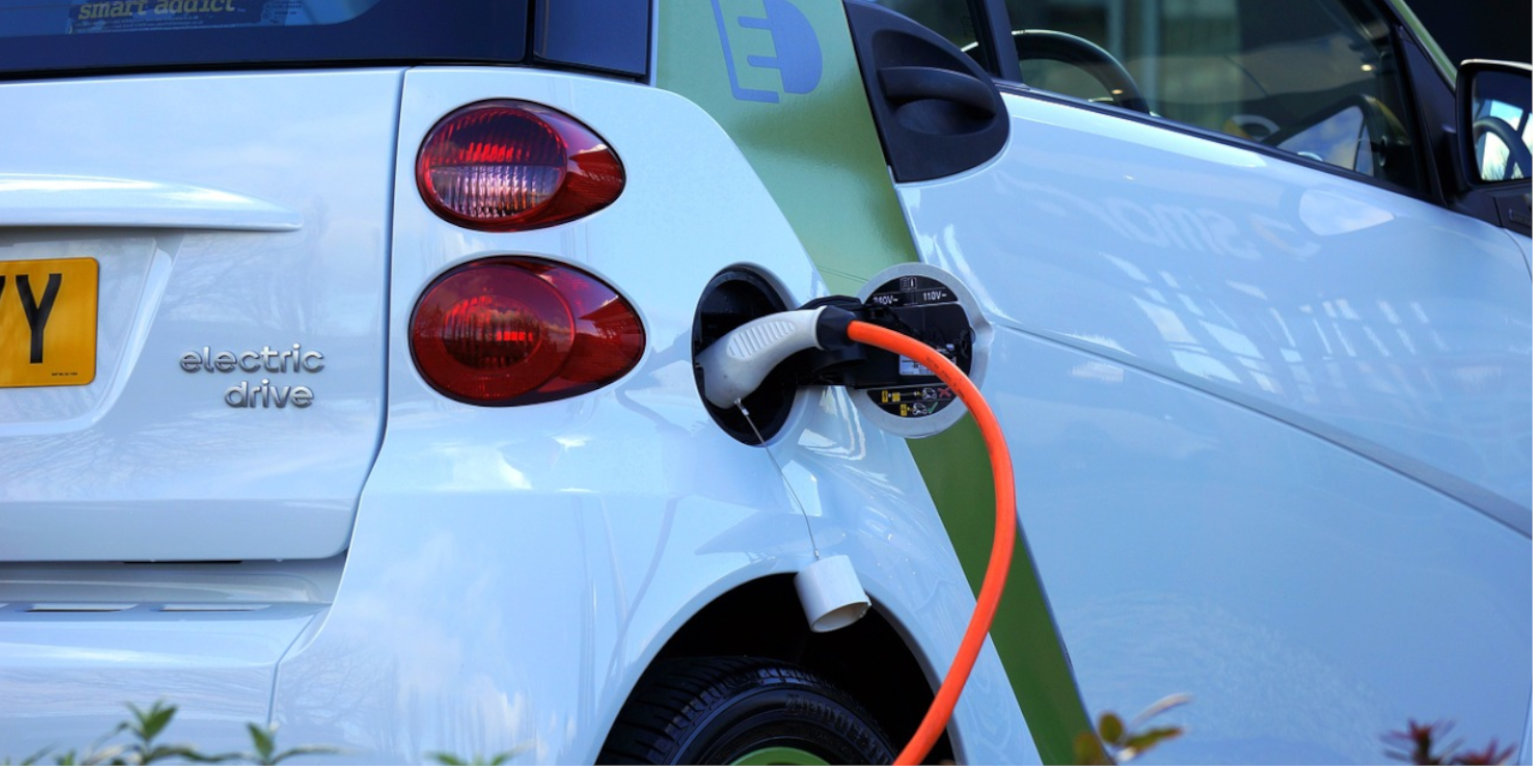 Laden eines Elektroautos an der E-Zapfsäule