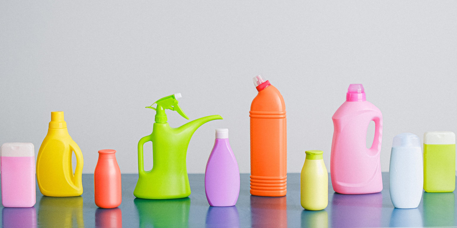 Bunte Putzmittelflaschen