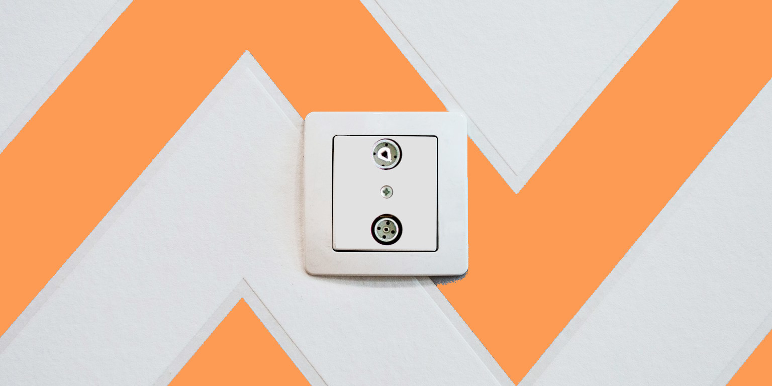 Kabelempfang_Steckdose an orange-weißer Wand_Bildquellen_unsplash_pexels