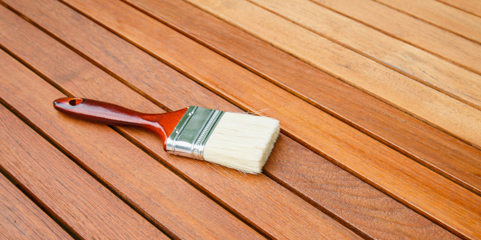 Pinsel auf frisch geölter Holzfläche