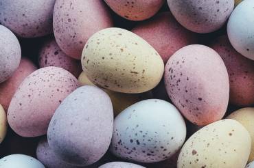 Haushaltshelfer: Der perfekte Oster-Brunch Ei auf Wollknäuel und gelbem Untergrund