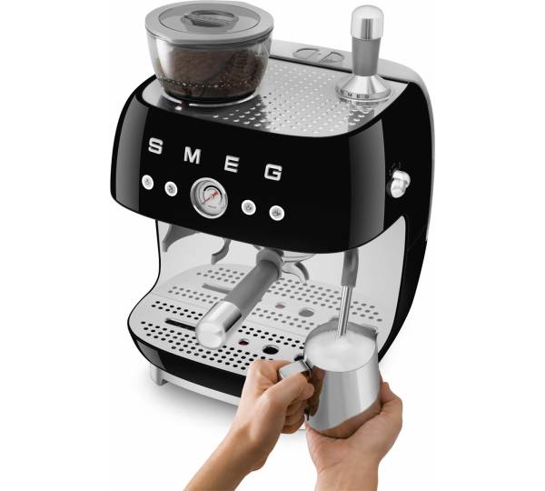| Smeg und Espressomaschine Stylisch mit Kaffeemühle funktional (EGF03)
