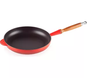 Le Creuset Gusseisen-Bratpfanne mit Holzgriff in rot von Le Creuset
