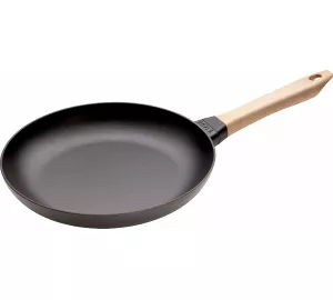 Staub Gusseisen Pfanne mit Holzgriff von Staub